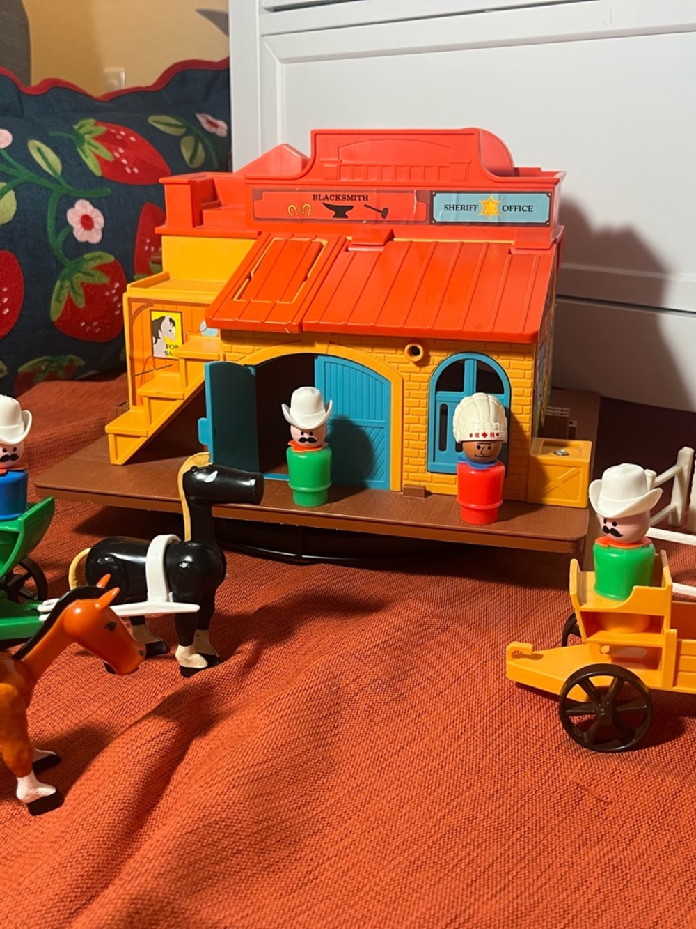 Vintage Fisher-Price Western Town Playset and little people - Picture 7 of 14